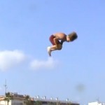 Il tente un double salto avant et se ramasse magistralement (VIDEO)