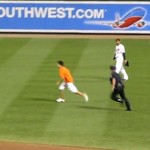 Un fan de baseball entre sur le terrain et provoque la police (VIDEO)