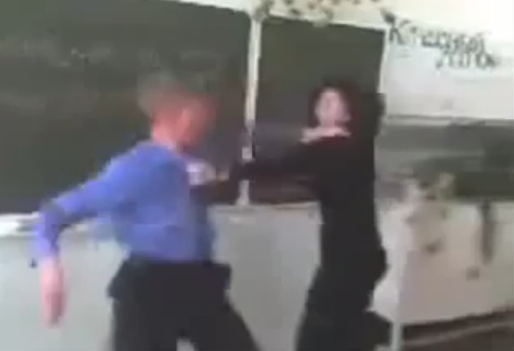 Il se bat avec sa prof et la met K.O (VIDEO)