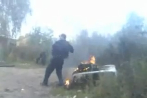 Un russe joue avec le feu et se retrouve les fesses à l’air (VIDEO)