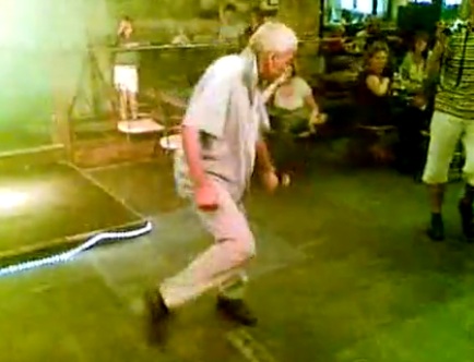 Papy danse sur du Lady Gaga (VIDEO)