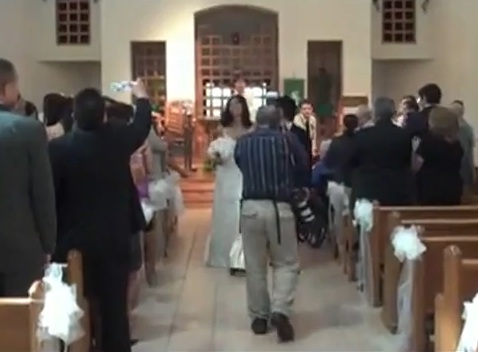 Photographe très foireux lors d’un mariage (VIDEO)