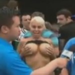 Une supportrice italienne montre ses seins en direct à la TV (VIDEO)