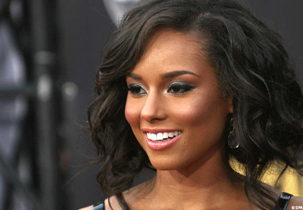 Enceinte, Alicia keys tombe sur scène (VIDEO)