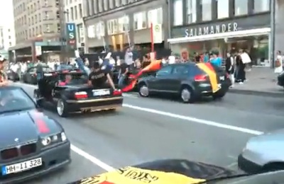 Un supporter allemand fait le beau à bord d’une BMW mais … (VIDEO)