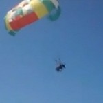 Des vacanciers choqués par un âne parachutiste (VIDEO)