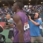 Trop concentré à filmer Usain Bolt, il se ramasse devant tout le stade (VIDEO)