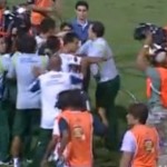 Bagarre : Un entraîneur et ses joueurs vs les journalistes (VIDEO)