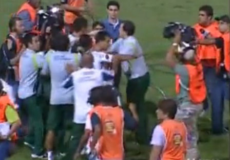 Bagarre : Un entraîneur et ses joueurs vs les journalistes (VIDEO)