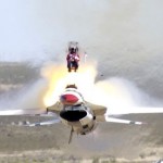 Un avion de chasse s&rsquo;écrase violemment en pleine démonstration (VIDEO)