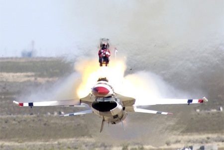 Un avion de chasse s’écrase violemment en pleine démonstration (VIDEO)