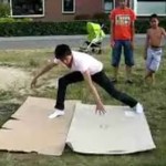 Un brakedancer ne rate pas la tête de son petit frère (VIDEO)