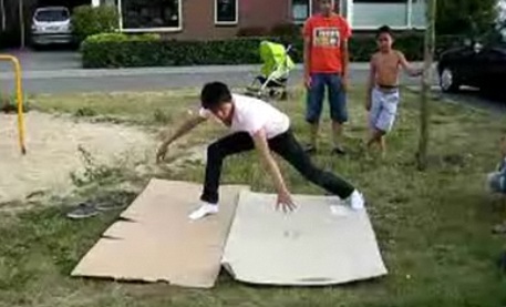 Un brakedancer ne rate pas la tête de son petit frère (VIDEO)