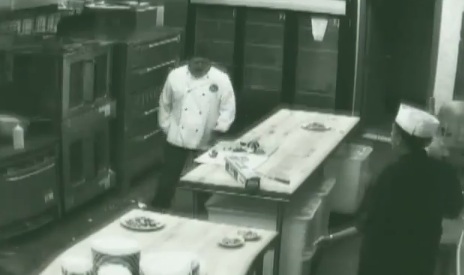 Un chef cuisinier pète les plombs dans la cuisine (VIDEO)