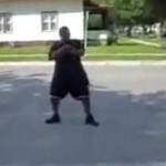 Un idiot se fait renverser par un marchand de glaces (VIDEO)