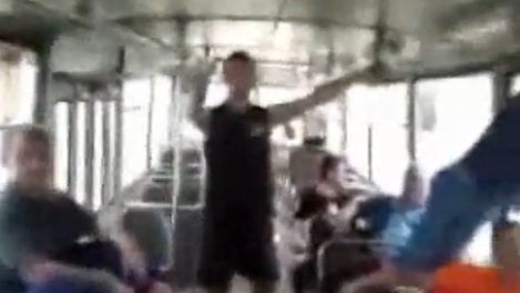 Un russse bourré tombe par la fenêtre d’un bus qui roule (VIDEO)