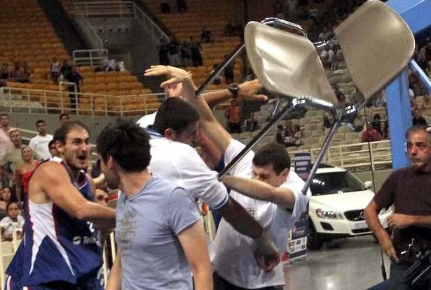 Match de basket qui vire au Free Fight (VIDEO)