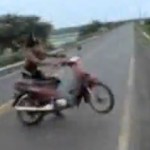 Il confond les freins et les gaz de sa mobylette (VIDEO)