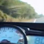 Un motard fait demi tour sur l&rsquo;autoroute pour semer la police (VIDEO)