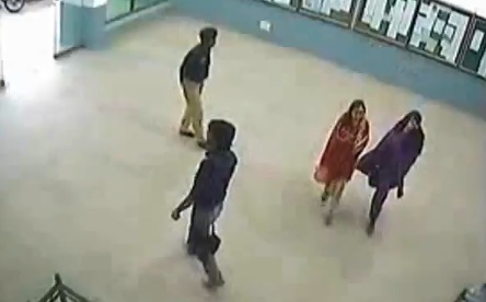 Le pakistanais qui ne connait pas les portes automatiques (VIDEO)