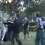 Un guignol se jette dans la foule mais personne ne le rattrape (VIDEO)