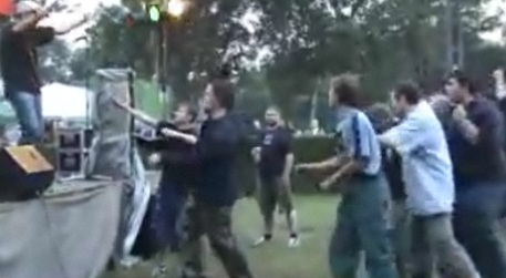 Un guignol se jette dans la foule mais personne ne le rattrape (VIDEO)