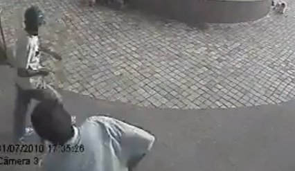 Choc : un vigile de supermarché se fait tirer dessus par un voleur (VIDEO)