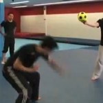Devant un geste aussi acrobatique il faut s&rsquo;écarter (VIDEO)