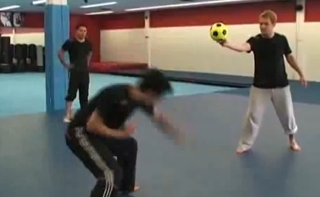 Devant un geste aussi acrobatique il faut s’écarter (VIDEO)