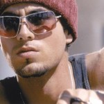 Enrique Iglesias nu en ski nautique (VIDEO)