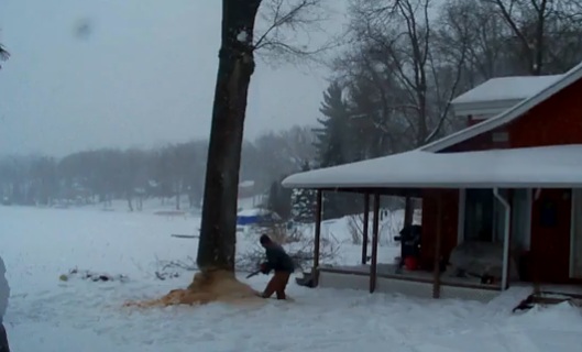 Régis abat un arbre … sur sa maison (VIDEO)