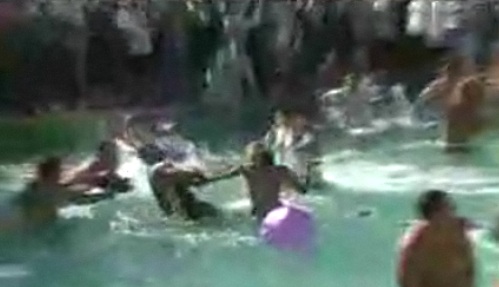 Il frappe une fille et se fait ensuite démonter par plusieurs mecs (VIDEO)