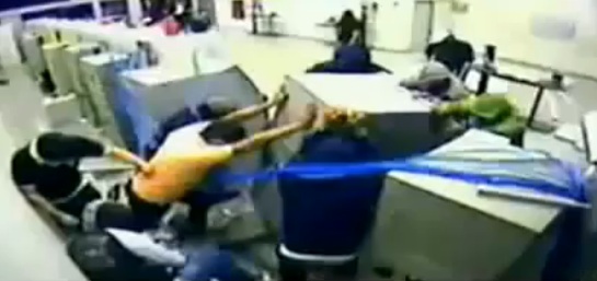 20 voleurs armés jusqu’aux dents dérobent 2 distributeurs de billets (VIDEO)