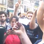Il brûle un Coran près de ground zero (VIDEO)