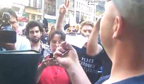 Il brûle un Coran près de ground zero (VIDEO)