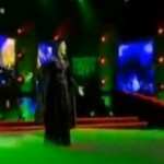 L&rsquo;ironie du sort : elle se ramasse en chantant &laquo;&nbsp;Defying gravity&nbsp;&raquo; en direct (VIDEO)