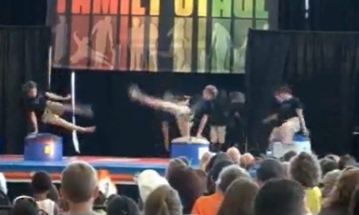 Enorme gamelle au spectacle de l’école (VIDEO)