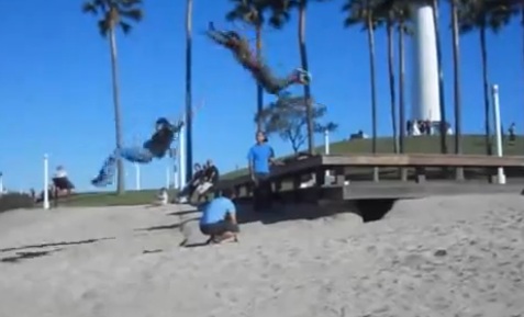 Une paire de fesse ça fait mal ? (VIDEO)