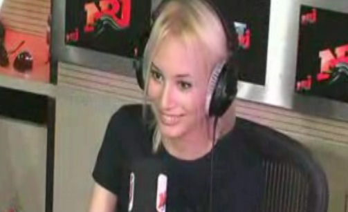 Jessica Leectra seins nus chez Cauet sur NRJ (VIDEO)