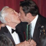 John Travolta serait gay et tromperait sa femme enceinte !