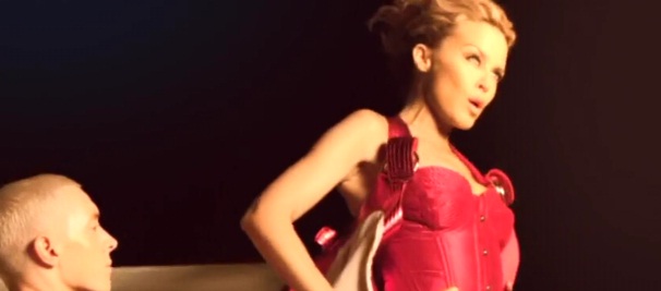 Kylie Minogue – Get Outta My Way (CLIP)