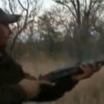 Un chasseur se fait bouffer par un léopard (VIDEO)