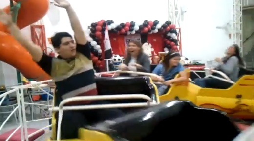 Il est éjecté du manège et se prend la barrière (VIDEO)