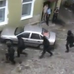 Incroyable intervention de la police pour sauver un huissier pris en otage (VIDEO)