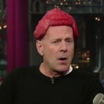Bruce Willis avec une perruque en viande pour imiter Lady Gaga ! (VIDEO)