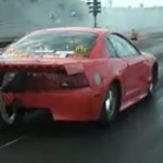 Sa Ford Mustang décolle lors d&rsquo;un drag race (VIDEO)