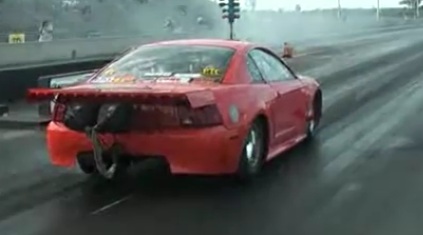 Sa Ford Mustang décolle lors d’un drag race (VIDEO)