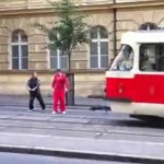 Une embrouille très bizzare dans les rues de Prague (VIDEO)
