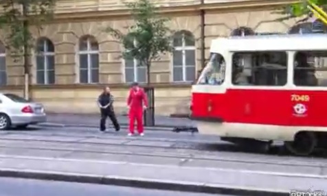Une embrouille très bizzare dans les rues de Prague (VIDEO)