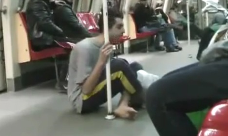 Un mendiant trahi par son Iphone (VIDEO)